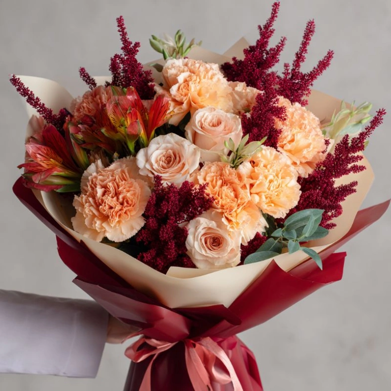 Букет с гвоздиками &laquo;Бархатный вечер&raquo;