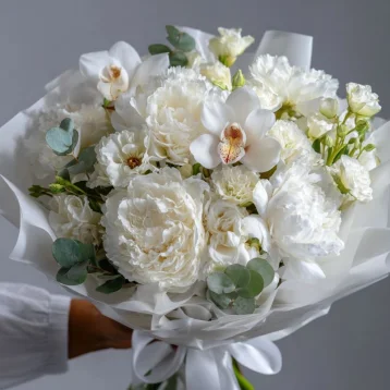 Букет с пионами «Снежное прикосновение»