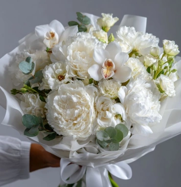 Букет с пионами «Снежное прикосновение»