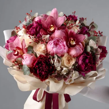Букет с пионами «Рубиновая вуаль»