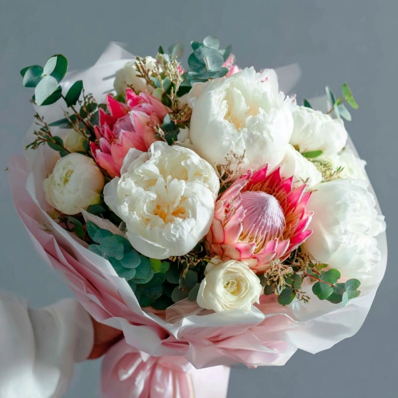 Букет с пионами &laquo;Румяный этюд&raquo;