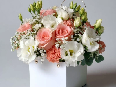 Композиция в сумочке «Цветочный комплимент»