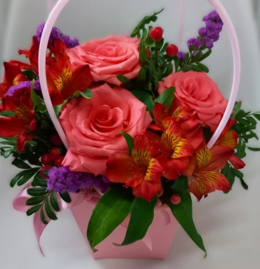 Розовый букет в корзинке