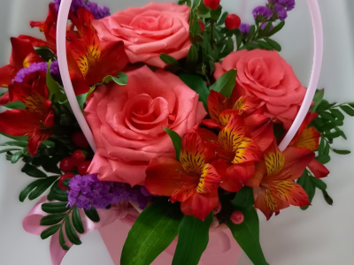 Розовый букет в корзинке