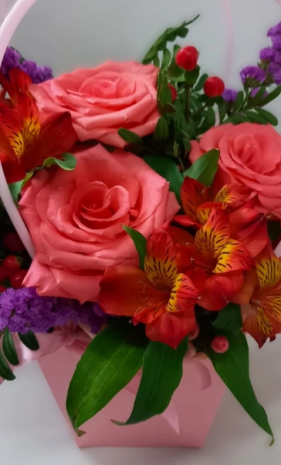 Розовый букет в корзинке