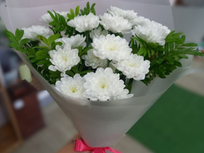 Белые хризантемы