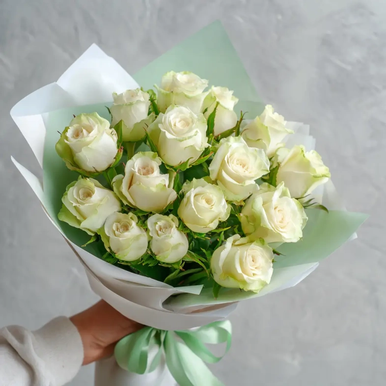 15 белых роз российских