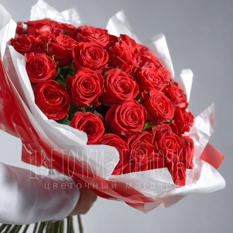 Красные розы &laquo;Карминовый взгляд&raquo;